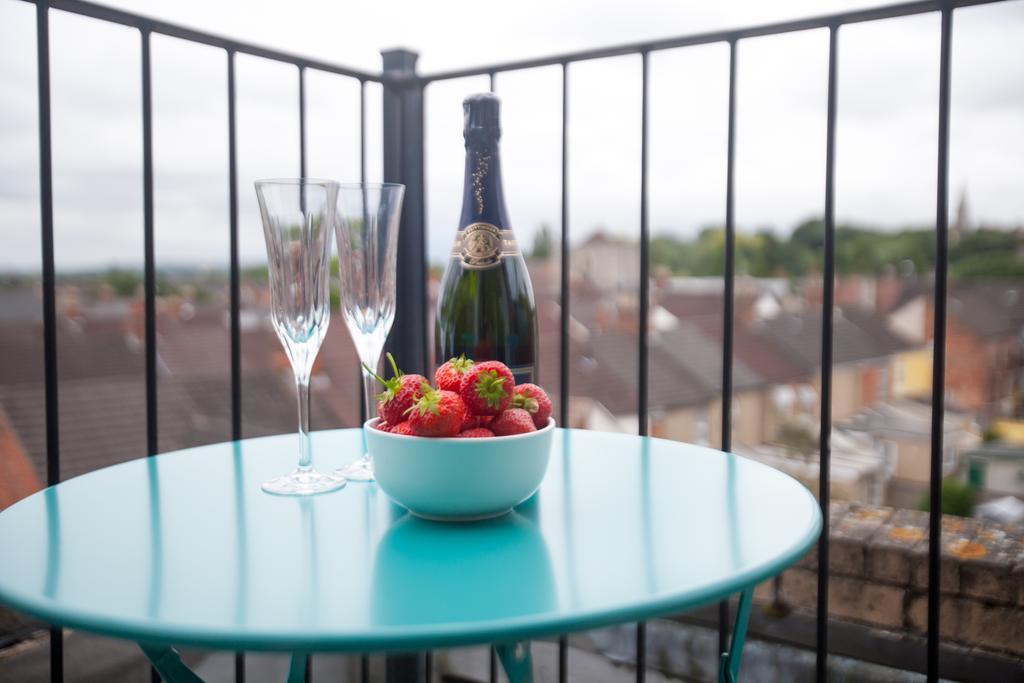 Comfortable Swindon Town Centre Apartments, Free Parking, Sleeps Up To 8 Exteriér fotografie