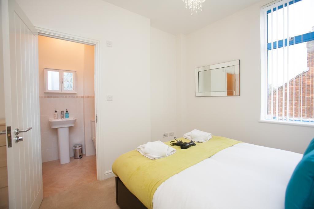 Comfortable Swindon Town Centre Apartments, Free Parking, Sleeps Up To 8 Exteriér fotografie