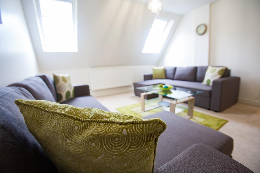 Comfortable Swindon Town Centre Apartments, Free Parking, Sleeps Up To 8 Exteriér fotografie