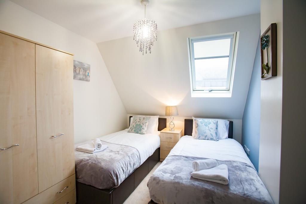 Comfortable Swindon Town Centre Apartments, Free Parking, Sleeps Up To 8 Exteriér fotografie